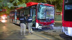 Chofer se habría dormido y pisado el acelerador: Dos buses RED chocan en Santiago y dejan un lesionado
