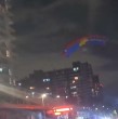 Una pareja que transitaba por Vicuña Mackenna grabó el momento en que dos personas descendieron en paracaídas desde un edificio. Una pasó sobre su auto y el conductor tuvo que esquivarla.