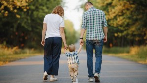 ¿Cuánto cuesta criar un hijo en Chile? Estudio calcula el gasto hasta los 25 años según nivel socioeconómico