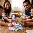 El Bono Base Familiar entrega un aporte mensual a familias y personas de Chile Seguridades y Oportunidades. Conoce el monto promedio, requisitos y cómo se paga.
