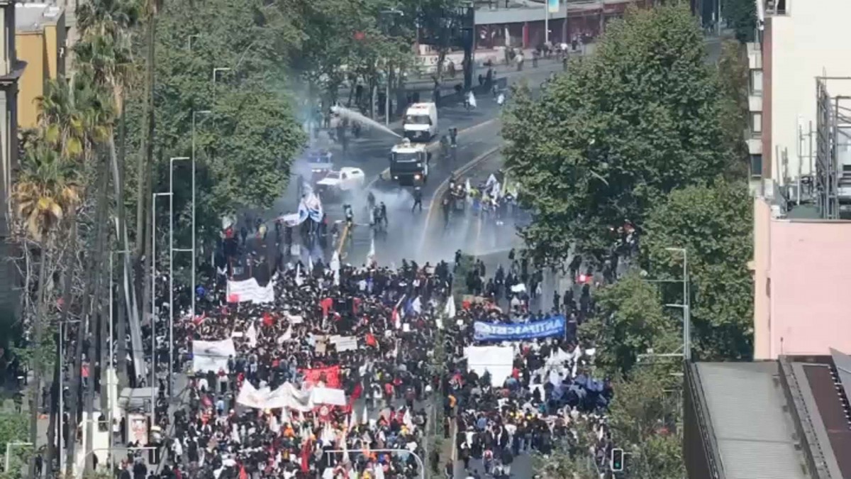 Incidentes en la Alameda en medio de marcha estudiantil convocada por la Confech