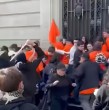 Integrantes de Solidaridad UC y Movimiento Gremial fueron agredidos durante una contraprotesta en la marcha Confech. El grupo se refugió en la Casa Central de la PUC y el Gobierno condenó los ataques.