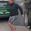 Carabineros detuvo en La Reina a El Cojo, sindicado como líder de una banda dedicada al robo de accesorios de vehículos y que acumulaba más de 70 detenciones. En el automóvil hallaron espejos retrovisores, piezas de autos y herramientas.