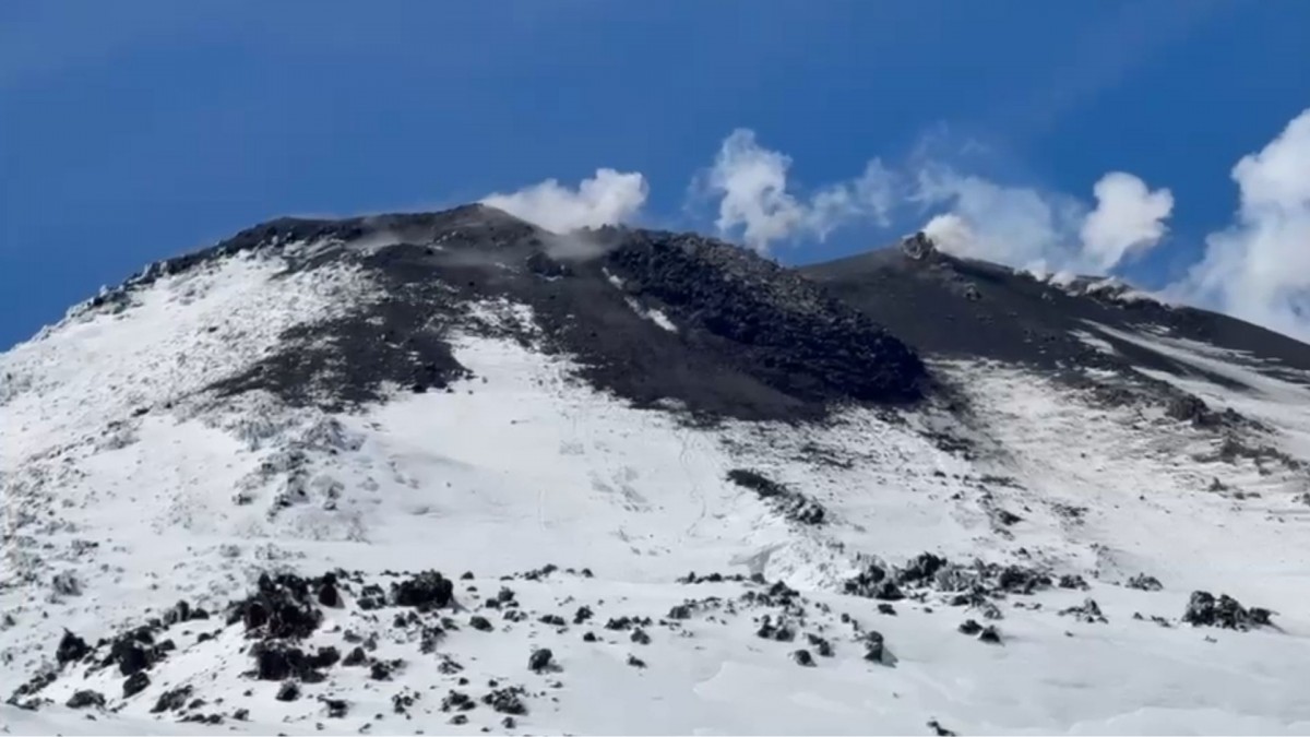 Nevados de Chillán se mantiene bajo alerta técnica amarilla: Realizan actividad informativa por la reciente actividad volcánica