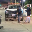 Un inspector municipal recibió un disparo en la clavícula durante una persecución iniciada en San Miguel. Dos personas fueron detenidas luego de que la motocicleta en que escapaban chocara con una patrulla.