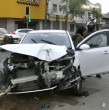 Un automóvil chocó con un bus RED en 10 de Julio con San Diego y terminó contra un semáforo. Dos mujeres viajaban en el vehículo y se encontraban en buen estado de salud.
