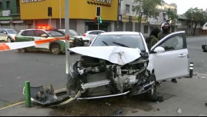 Vehículo no habría respetado luz roja, choca contra bus RED y termina impactando con semáforo