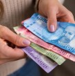 Revisa en detalle cuáles son todos los bonos disponibles para mujeres en octubre. Estos beneficios tienen como objetivo aliviar el bolsillo de ellas, aunque cuentan con algunos requisitos.