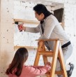 Revisa cómo postular a la Tarjeta Banco de Materiales para jefas de hogar, un beneficio que permite financiar reparaciones en la vivienda. Conoce los requisitos, los montos y cómo acceder antes del cierre.