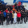 Natalia Mestre y Luis Muñoz, ambos geólogos e investigadores, contrajeron matrimonio en la Base Escudero de la Antártica, en una ceremonia que marca el primer matrimonio en el territorio chileno antártico en 16 años.