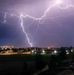 Meteorología emitió avisos por probables tormentas eléctricas en 11 regiones de Chile, además de viento en sectores del norte. Revisa las zonas afectadas y los días en que se esperan estos fenómenos.
