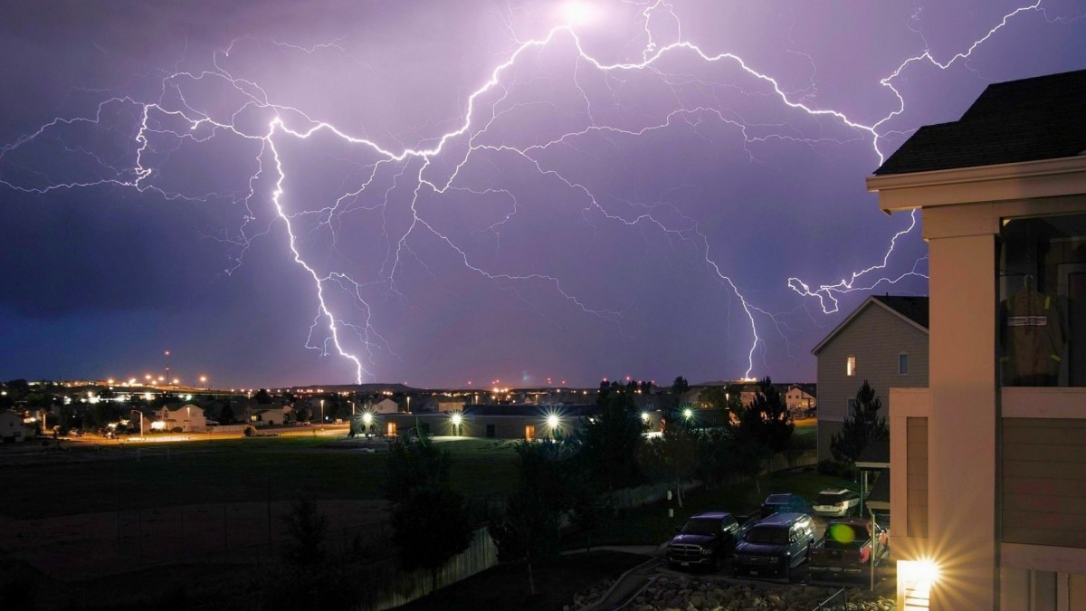 Incluye Santiago: Emiten avisos por "probables tormentas eléctricas" en 11 regiones entre viernes y sábado
