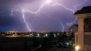 Incluye Santiago: Emiten avisos por 'probables tormentas eléctricas' en 11 regiones entre viernes y sábado