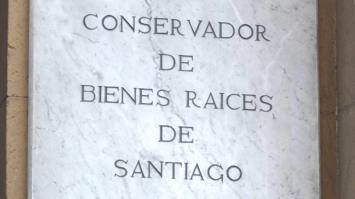 El impactante sueldo que podría alcanzar el nuevo conservador de Bienes Raíces de Santiago