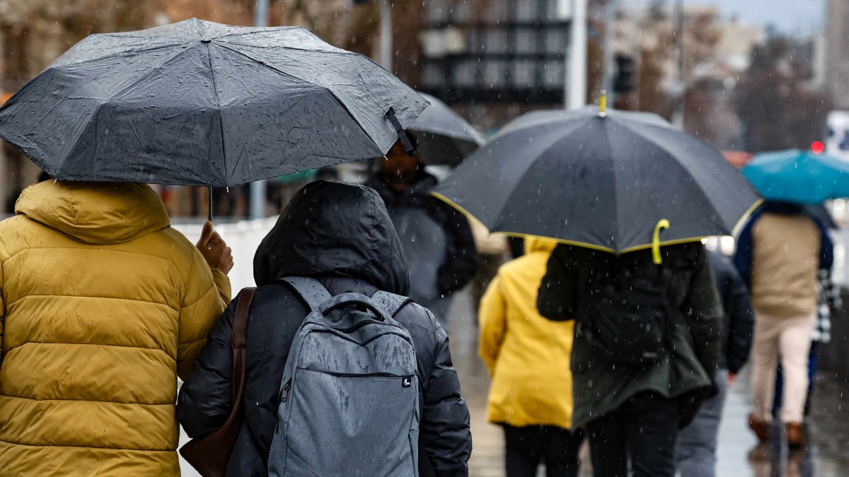 Vuelven las lluvias a la RM: Meteorología emite aviso de precipitaciones "en corto período de tiempo" en sectores de tres regiones