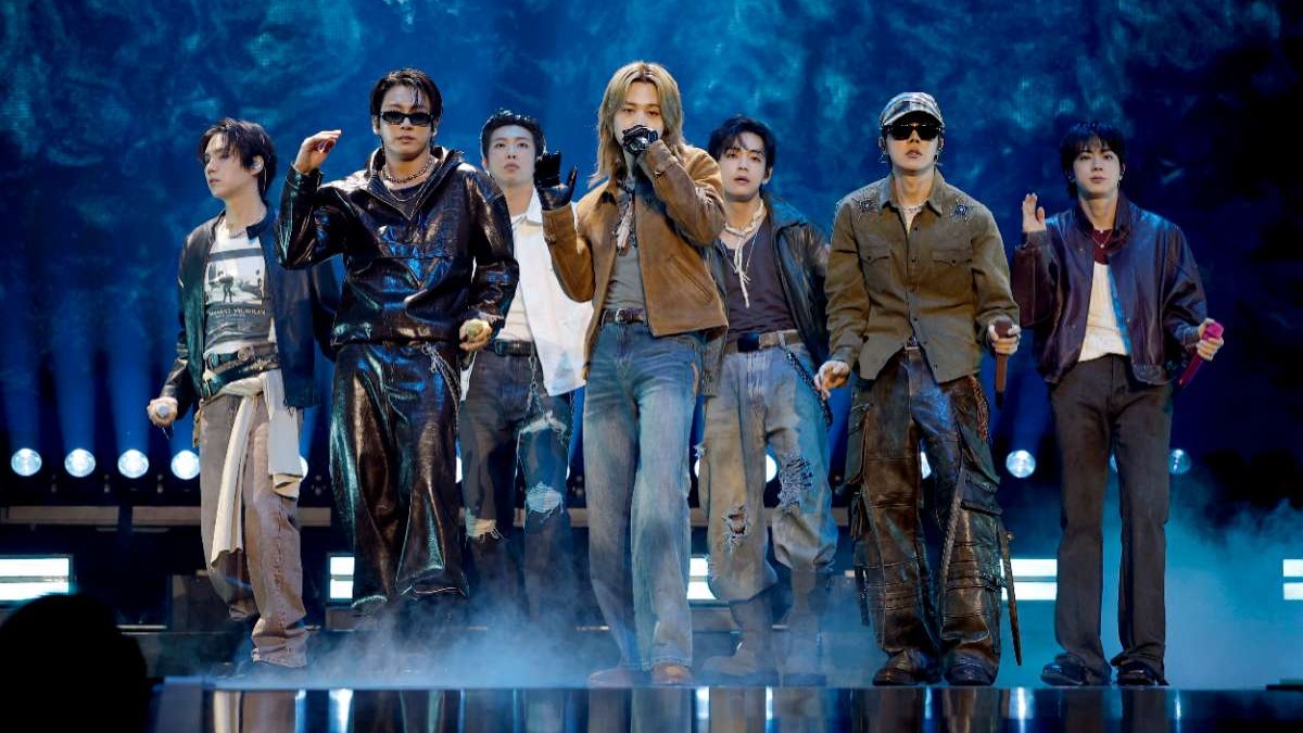 Tienda oficial de BTS llega a Chile: $55.000 valen palillos de metal