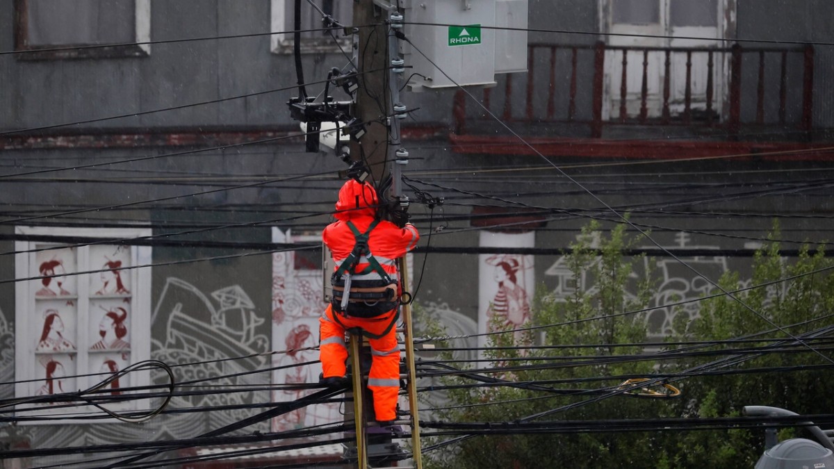 Hasta 7 horas sin servicio: Estas son las 8 comunas con cortes de luz programados para este lunes en la RM