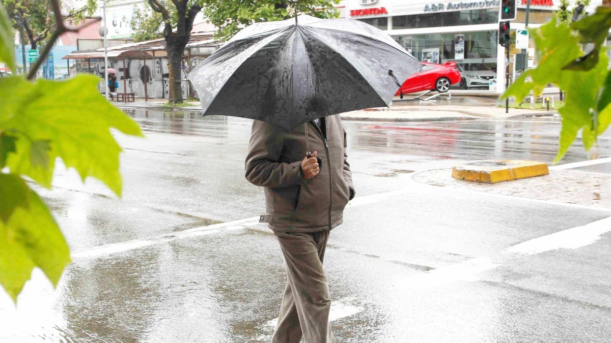 Emiten alerta por lluvias "moderadas a fuertes" en cuatro regiones de la zona central del país entre martes y miércoles