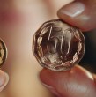 La nueva moneda de $50 comenzará a circular gradualmente durante octubre de 2026. El Banco Central dará el vamos con una compra en una verdulería de Providencia.