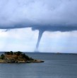 La Armada de Chile emitió un Aviso Especial por la probabilidad de formación de nubes convectivas capaces de generar trombas marinas en sectores oceánicos y costeros comprendidos entre las regiones del Maule y La Araucanía.
