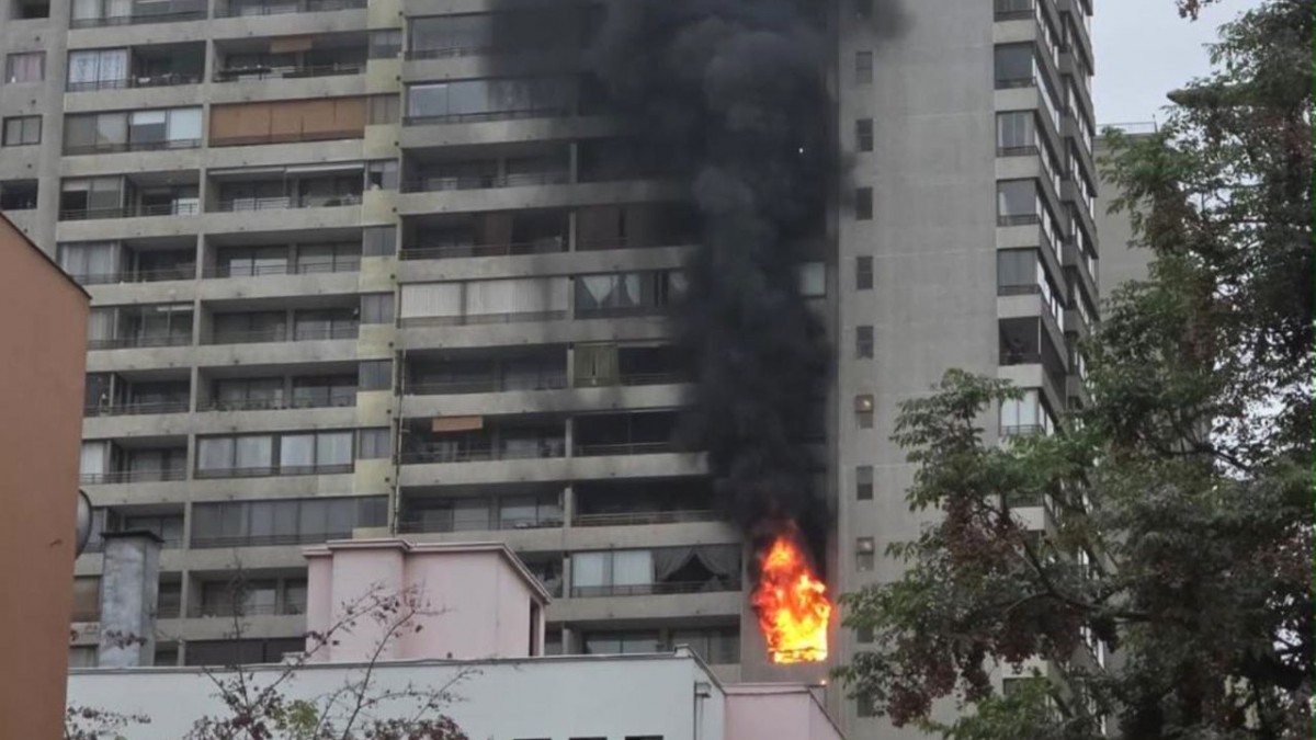 Incendio se registra en edificio de Santiago Centro