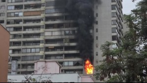Incendio se registra en edificio de Santiago Centro: Cuatro personas resultaron lesionadas