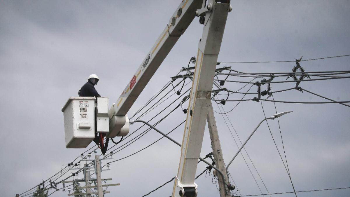 Hasta 8 horas sin servicio: Estas son las comunas con cortes de luz programados para este martes en la RM