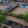 Llueve intensamente en Santiago y el río Mapocho registra un importante aumento de su caudal. Además, Senapred mantiene alerta amarilla por la crecida del río Molina en Lo Barnechea.