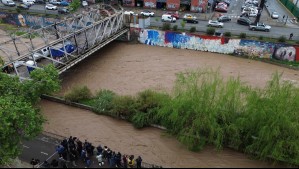 Intensa lluvia en Santiago: Río Mapocho registra crecida y autoridades monitorean su caudal