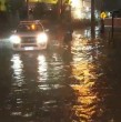 Las intensas lluvias provocaron una extensa inundación en Cerrillos, donde más de una decena de vehículos quedó atrapada. Incluso una camioneta municipal necesitó ayuda para salir del agua.