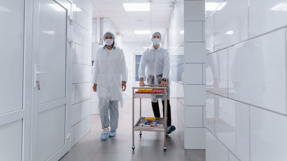 Alerta en Siberia: Imponen cuarentenas en hospitales tras sospechas de brote de peste neumónica y muerte de investigadora