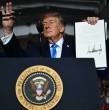 Donald Trump firmó una orden para permitir la compra de diésel rojo sin impuestos en EEUU, buscando mitigar el alza de precios por las tensiones internacionales.