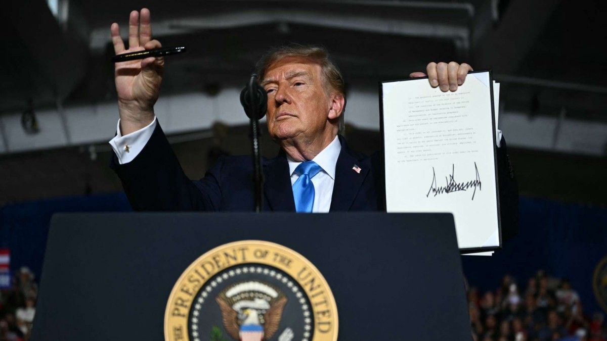 Trump autoriza a los estadounidenses la compra de "diésel rojo" sin impuestos ante el alza en los combustibles