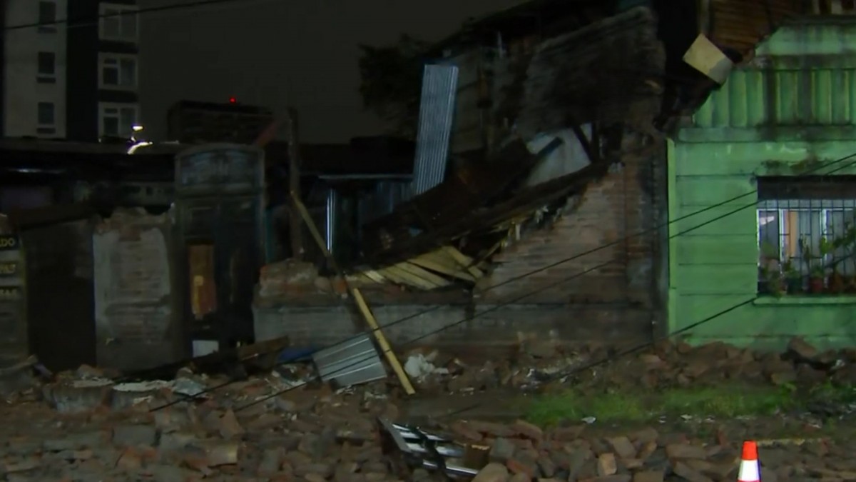 Casa colapsó y destruyó vivienda de vecina en San Miguel tras lluvias: Cayó encima de auto recién comprado