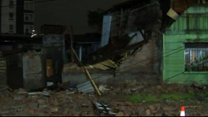 Casa colapsó y destruyó vivienda de vecina en San Miguel tras lluvias: Cayó encima de auto recién comprado