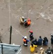 Siete personas, entre ellas dos menores de edad, fueron rescatadas desde un islote en el río Mapocho, en Talagante, tras el aumento del caudal. Carabineros realizó un operativo aéreo para evacuar a quienes permanecían aislados.