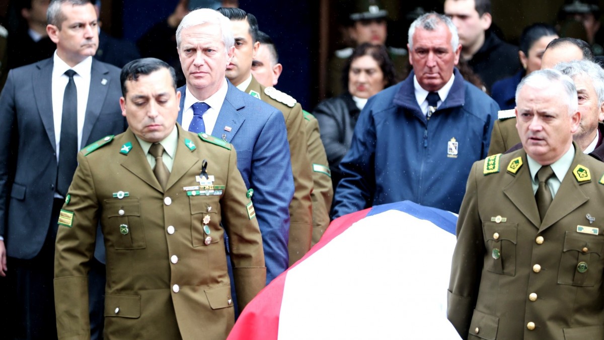 Presidente Kast asiste a funeral de carabinero Jaime Urrea: "El asesino no va a quedar impune y se va a aplicar justicia"
