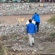Un complejo operativo de rescate se desarrolla durante la tarde de este miércoles en el río Mapocho, luego de que un perrito quedara atrapado en la ribera, en el sector de Costanera Sur con Presidente Riesco, en la comuna de Las Condes.