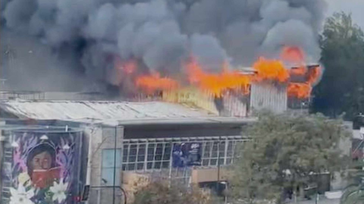 Incendio de gran magnitud afectó al Teatro Municipal de Maipú: Emergencia se encuentra controlada