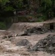 El río Mapocho presenta un caudal muy superior al habitual para octubre tras las intensas lluvias en la Región Metropolitana. En Lo Barnechea monitorean sus afluentes y advierten por el aumento de agua debido a las precipitaciones.