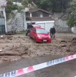 Un aluvión se registró en el sector de Miraflores, en Viña del Mar, tras las intensas lluvias. El flujo arrastró barro, piedras, ramas y basura, dejando vehículos atrapados y calles afectadas.