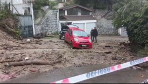 Aluvión en Viña del Mar: Barro y piedras afectan a vecinos de una calle en sector de Miraflores
