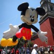 Paris Parade celebrará sus 15 ediciones el domingo 29 de noviembre con un desfile navideño gratuito por la Alameda, 13 globos gigantes y más de 700 artistas, además de nuevos personajes de Disney.