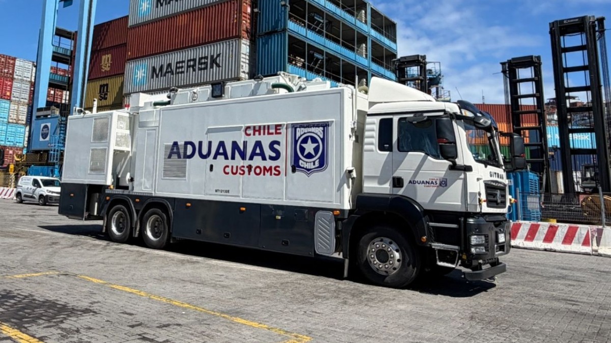 Aduanas pone en operación dos nuevos camiones escáner para reforzar fiscalización en Valparaíso y Arica