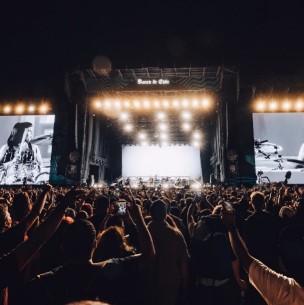Lollapalooza Chile 2027 revela su lineup: Travis Scott, Charli XCX y The Killers encabezan el cartel