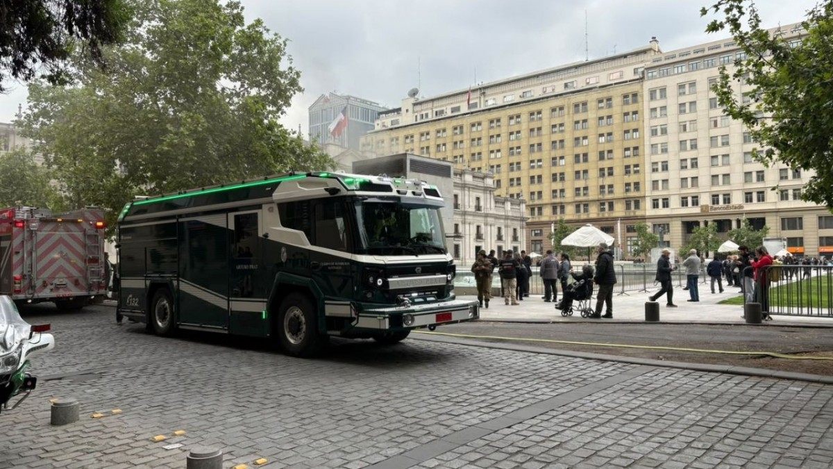 Emanación de humo en Centro Cultural La Moneda: Bomberos trabaja en la emergencia