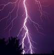 La Dirección Meteorológica emitió una alerta por tormentas eléctricas para cuatro regiones este jueves 8 de octubre, con probabilidad de granizos y fuertes rachas de viento.