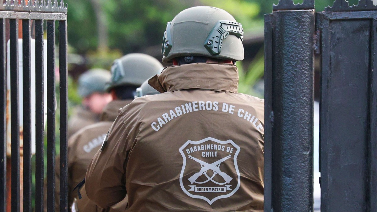 EXCLUSIVO | Detienen a dos carabineros por tráfico: Hallan droga y un arma ocultas en comisaría de Bajos de Mena