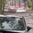 Registros compartidos por usuarios en redes sociales muestran tormentas eléctricas, abundante lluvia y granizos en distintos puntos de la Región Metropolitana a estas horas.