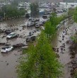 Una impactante imagen da cuenta de la magnitud del aluvión que afecta durante esta jornada a sectores del oriente de Santiago. Calles y avenidas se transformaron en verdaderos cauces por donde descendió una gran cantidad de agua y material